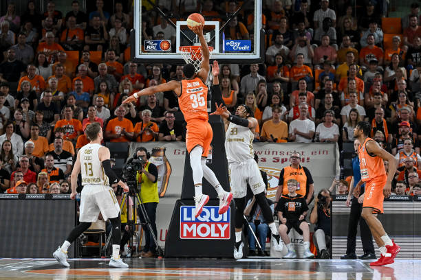 跳水比赛中 跳水比赛中